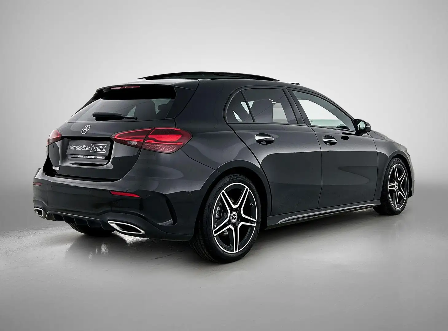 Mercedes-Benz A 180 A AMG Line Panoramisch dak | Memory Seats | 360 Ca Zwart - 2