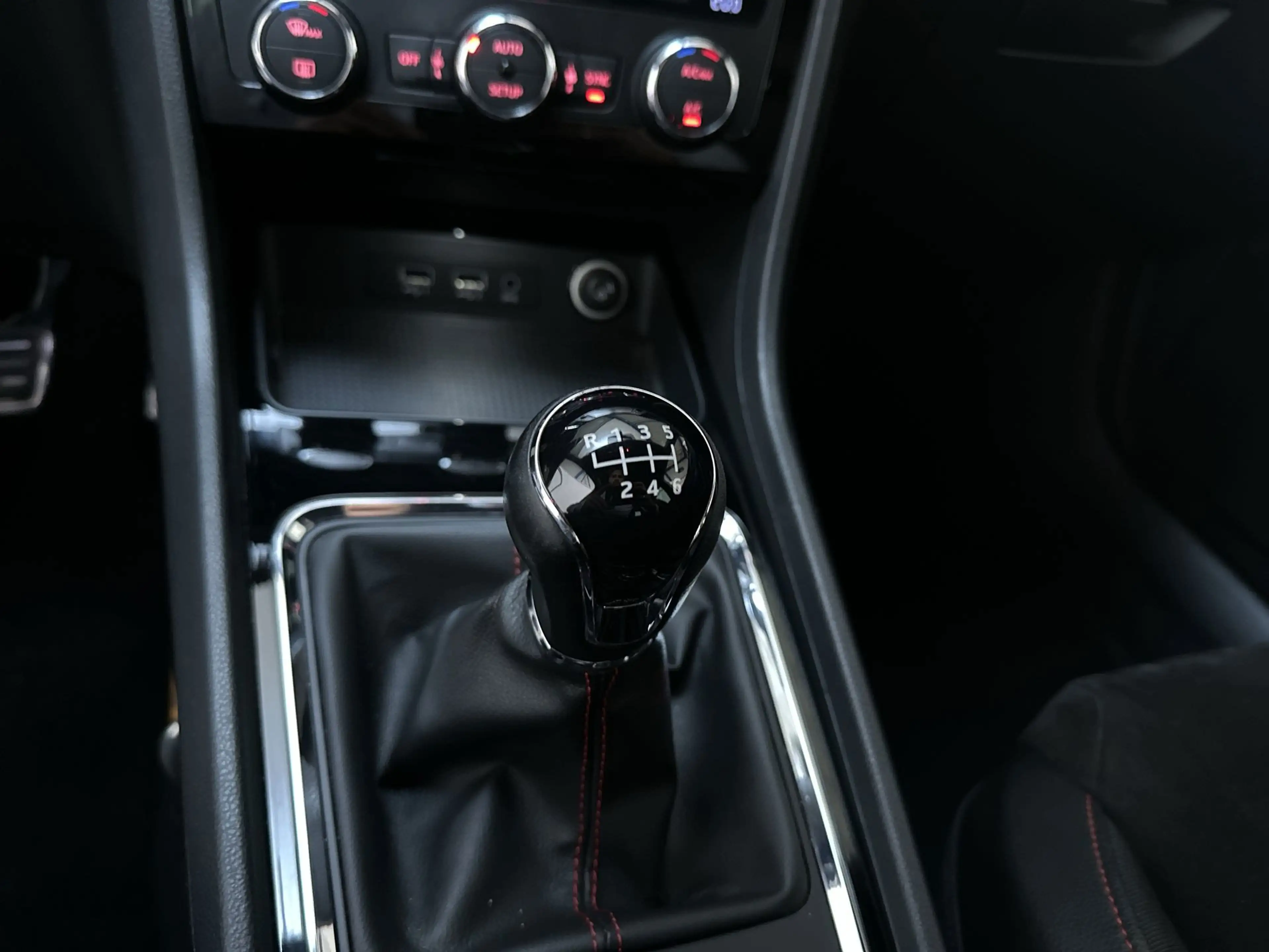 SEAT Ateca 1.4 EcoTSI 150pk 6-bak FR Alcantara Navigatie Park — photo 22