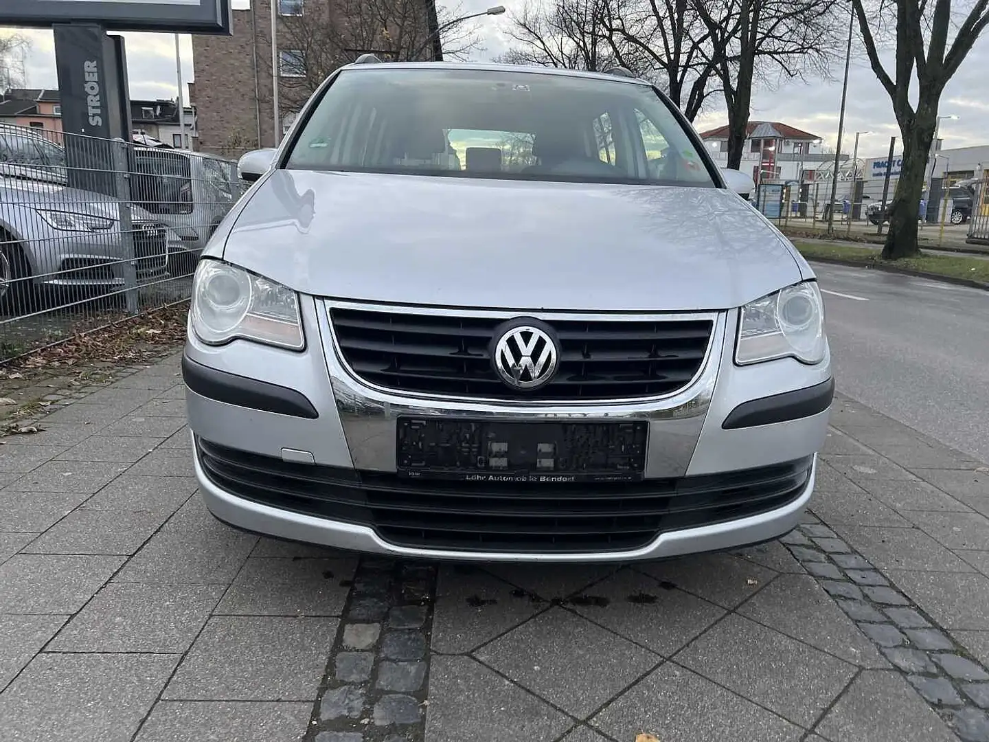Volkswagen Touran Concetline 1.4 TSI 7 Sitzer 1.4 TSI Comfortline Срібний - 2
