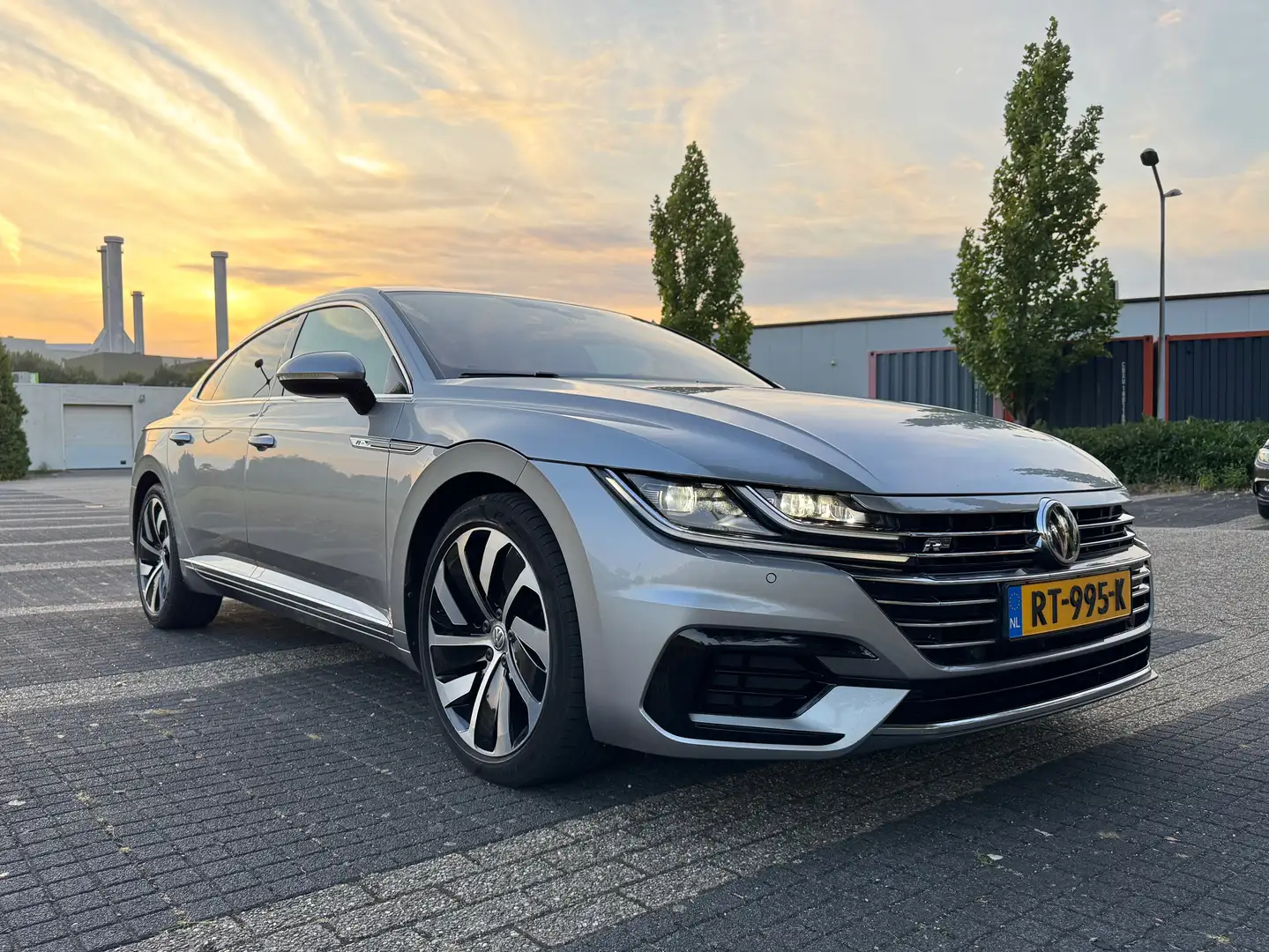 Volkswagen Arteon Arteon 2.0 TSI Business R Grijs - 1