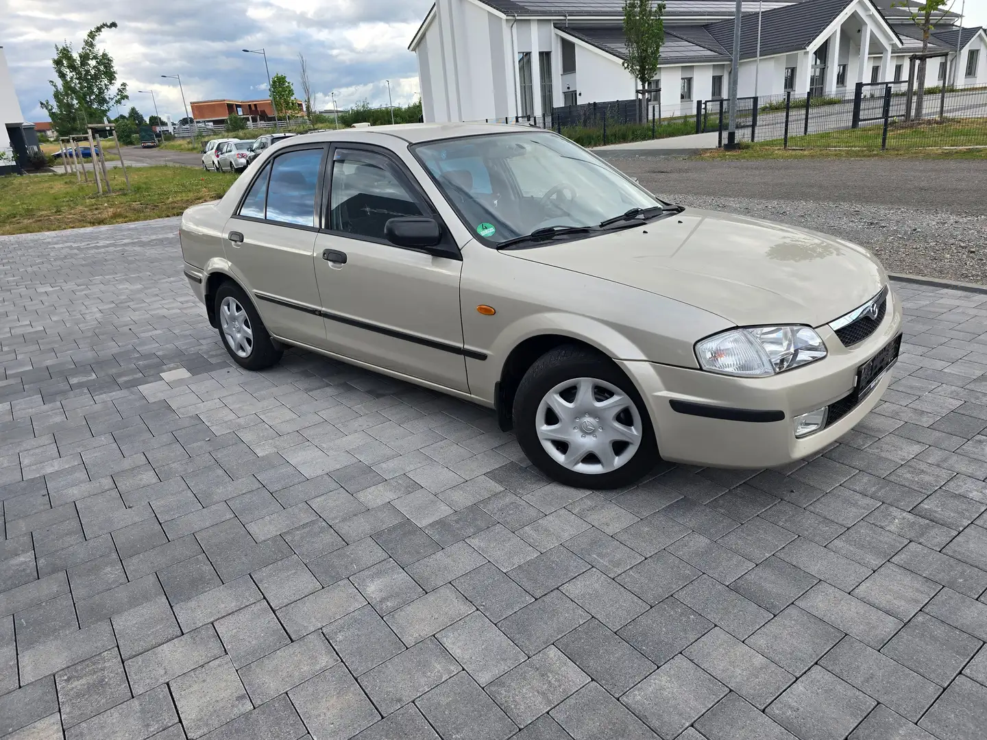Mazda 323 1.4 S Comfort Grau - 1