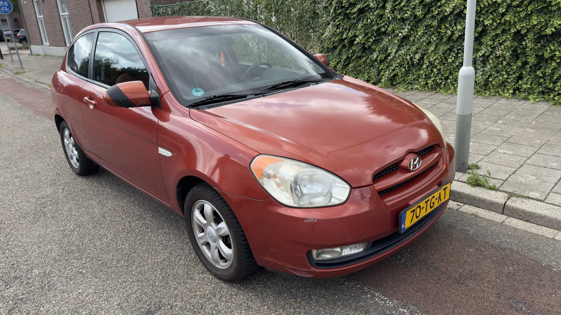 Hyundai ACCENT 1.4i First Edition Rood - 2