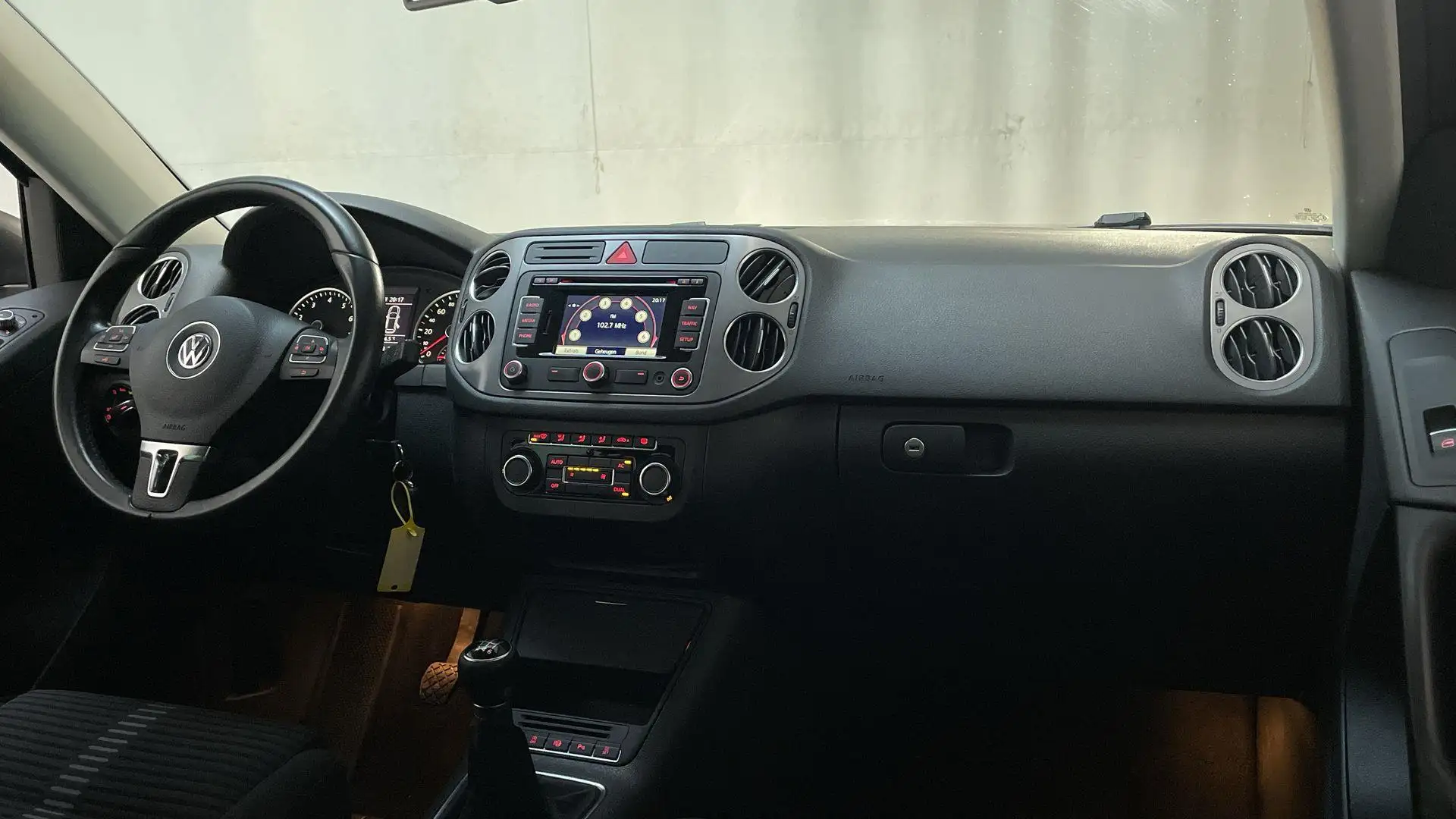 Volkswagen Tiguan 1.4 TSI 150pk Sport&Style Navigatie Parkeersensore Grey - 2