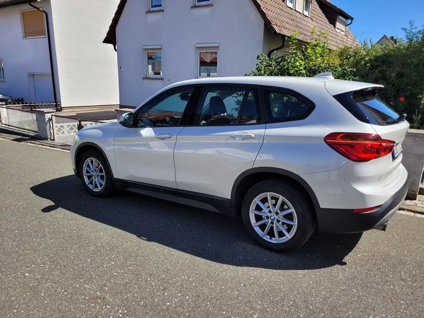 BMW X1 X1 xDrive20i Aut. Advantage Weiß - 2