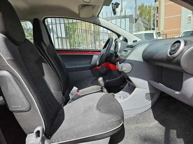 Peugeot 107 view 8
