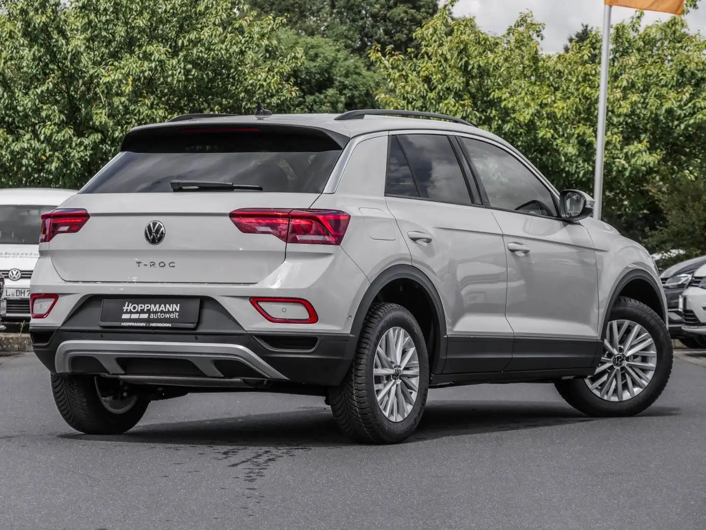 Volkswagen T-Roc Life 1.0 l TSI 110 PS 6-Gang IQ-Drive Grau - 2