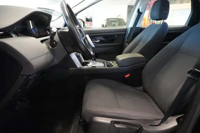 Land Rover Discovery Sport view 8