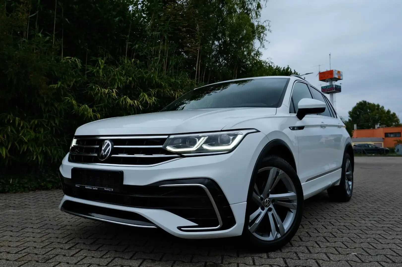 Volkswagen Tiguan R-Line 2.0 TDI ACC AHK SHZ Kam IQ Matrix Wit - 1
