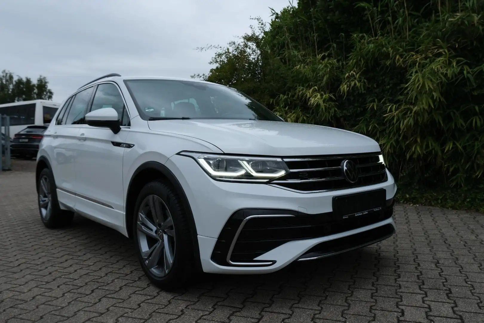 Volkswagen Tiguan R-Line 2.0 TDI ACC AHK SHZ Kam IQ Matrix Wit - 2