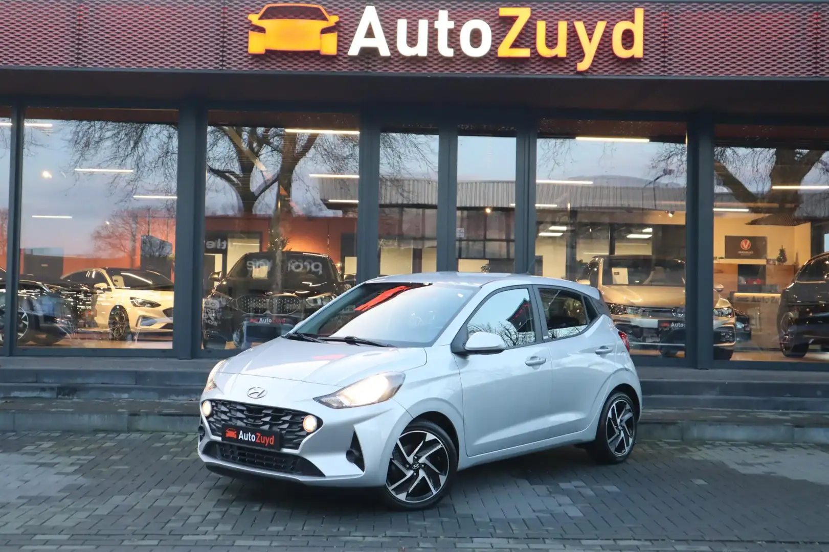 Hyundai i10 1.2 Premium Clima / CarPlay / Navi / Stoel & Stuur Grijs - 1