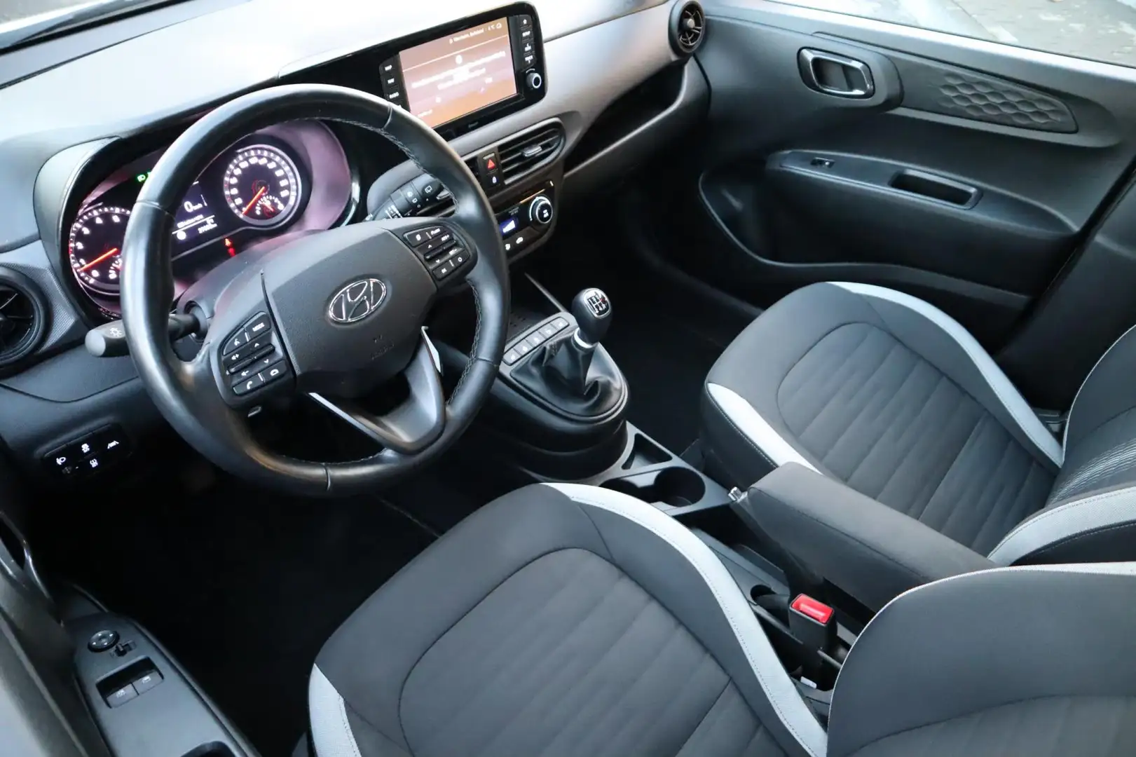 Hyundai i10 1.2 Premium Clima / CarPlay / Navi / Stoel & Stuur Grijs - 2