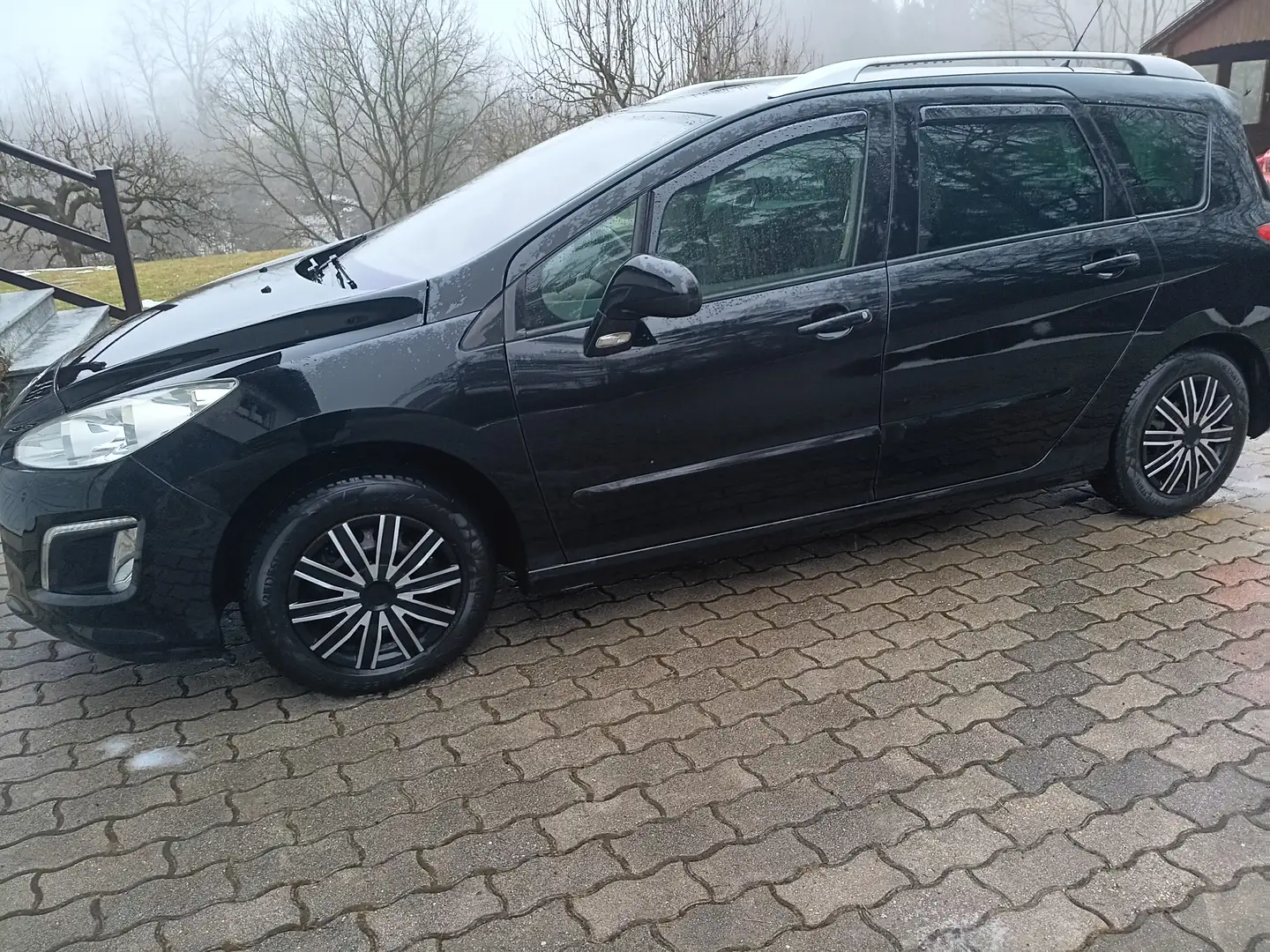 Peugeot 308 308 SW 1,6 e-HDI 115 FAP Active Active Schwarz - 2