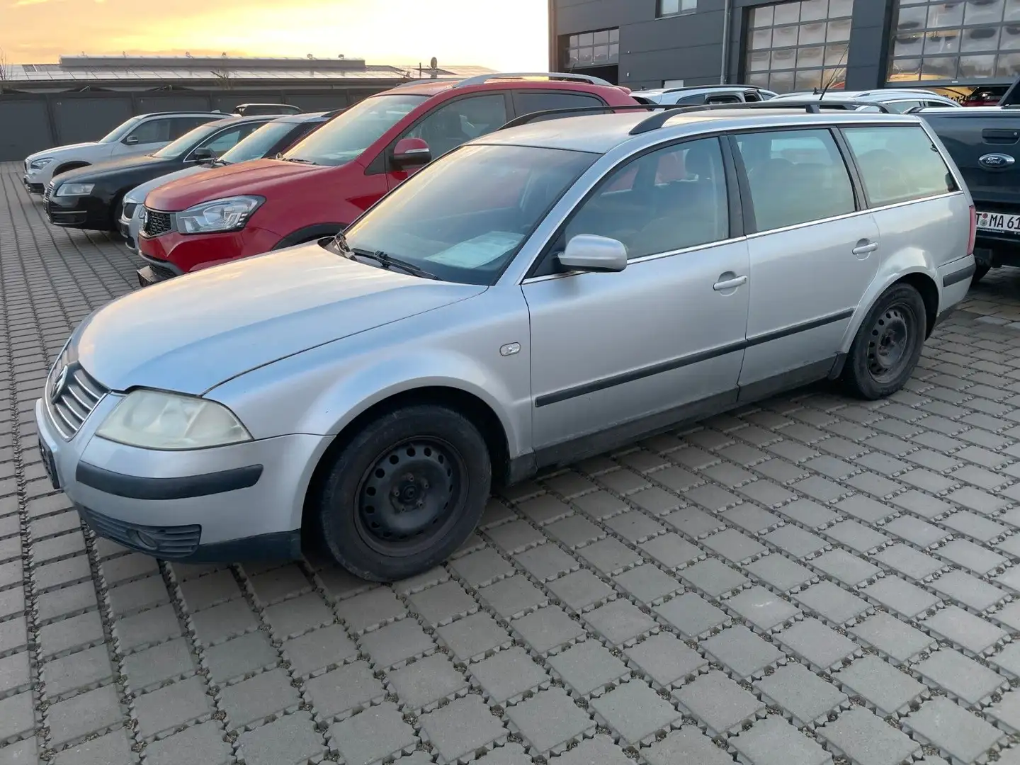 Volkswagen Passat Variant 1,8 AHK Sitzhz Klima Argent - 1