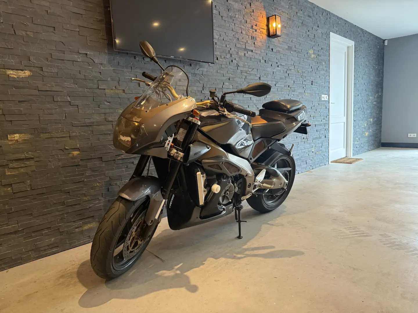 Aprilia Tuono RSV 1000 Bj: 2003 Gri - 1