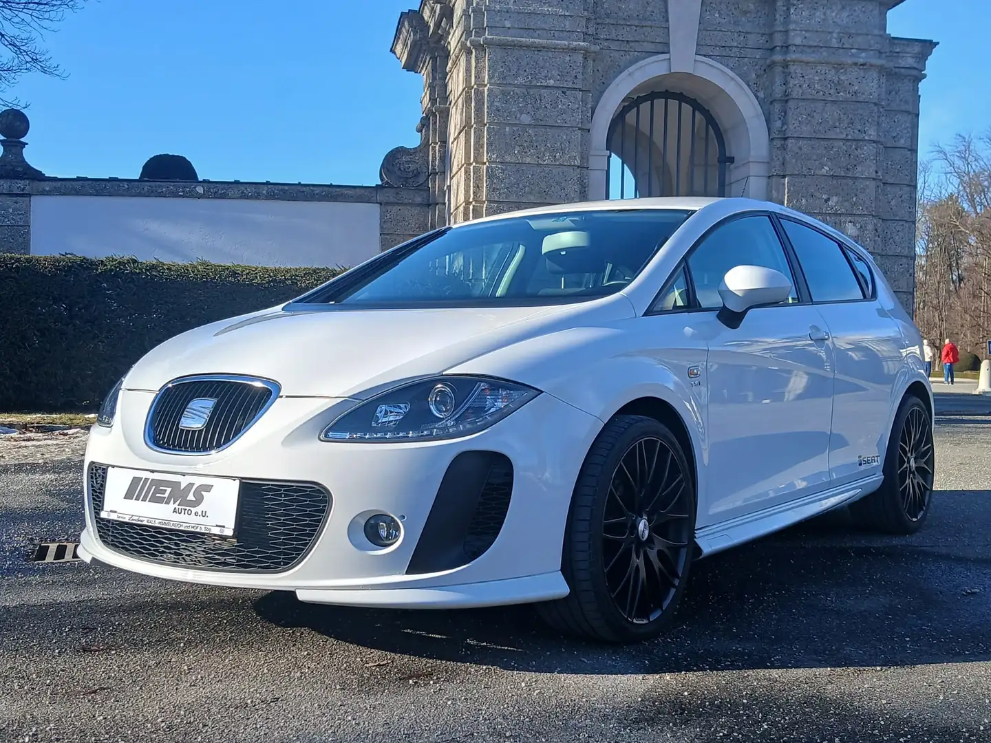 SEAT Leon Leon GT 1,2 TSI GT *PICKERL*2ZONENKLIMA* Weiß - 1