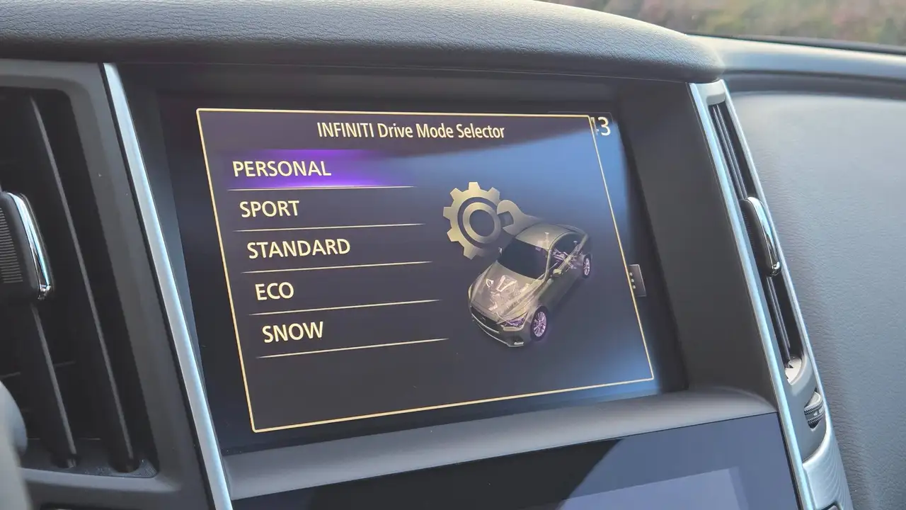 Infiniti Q50 снимка Infiniti Q50