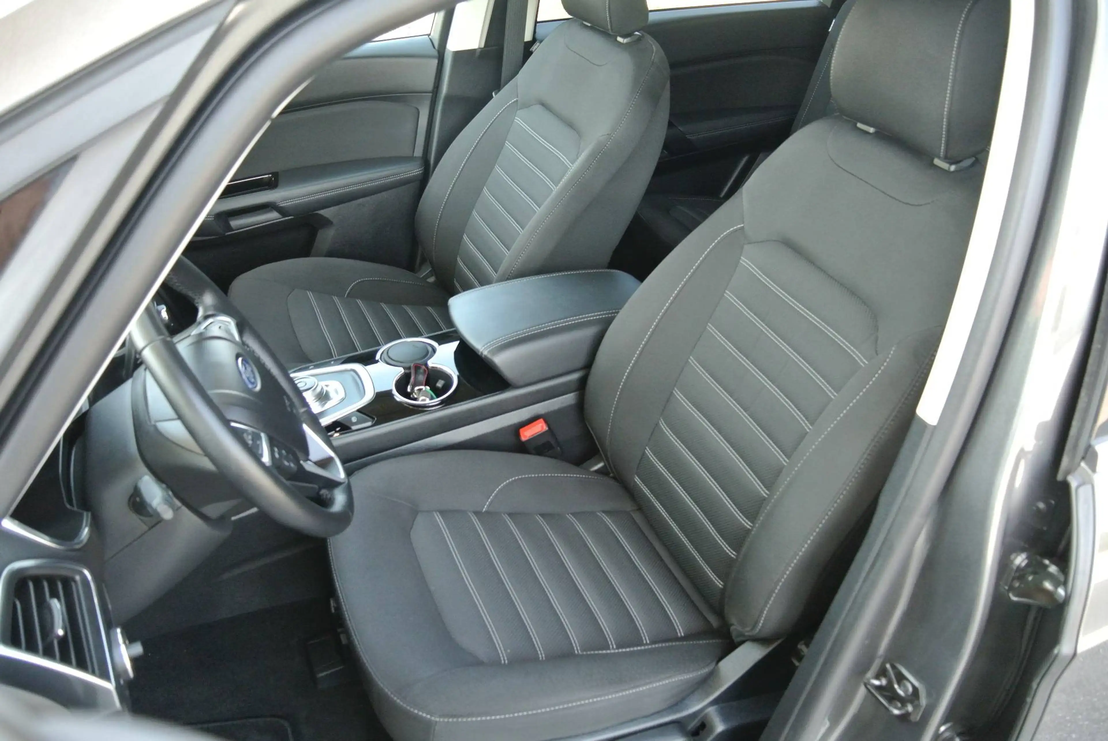 Ford Galaxy 2.5 Duratec FHEV Titanium Aut. **7-Sitze ** — photo 6