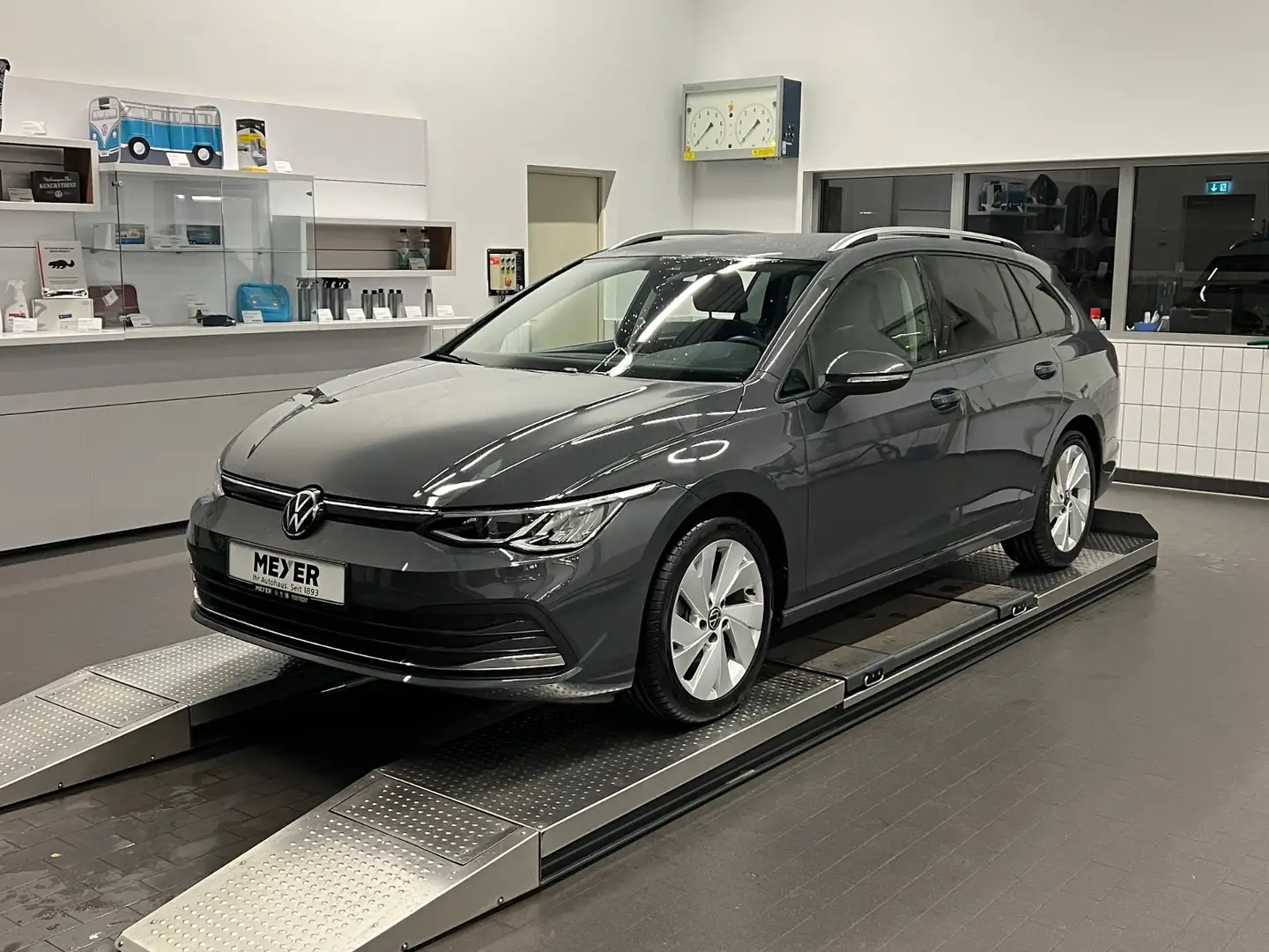 Volkswagen Golf Variant VIII Variant ACTIVE 1.5 eTSI DSG *AHK, LED, App-C Grau - 2