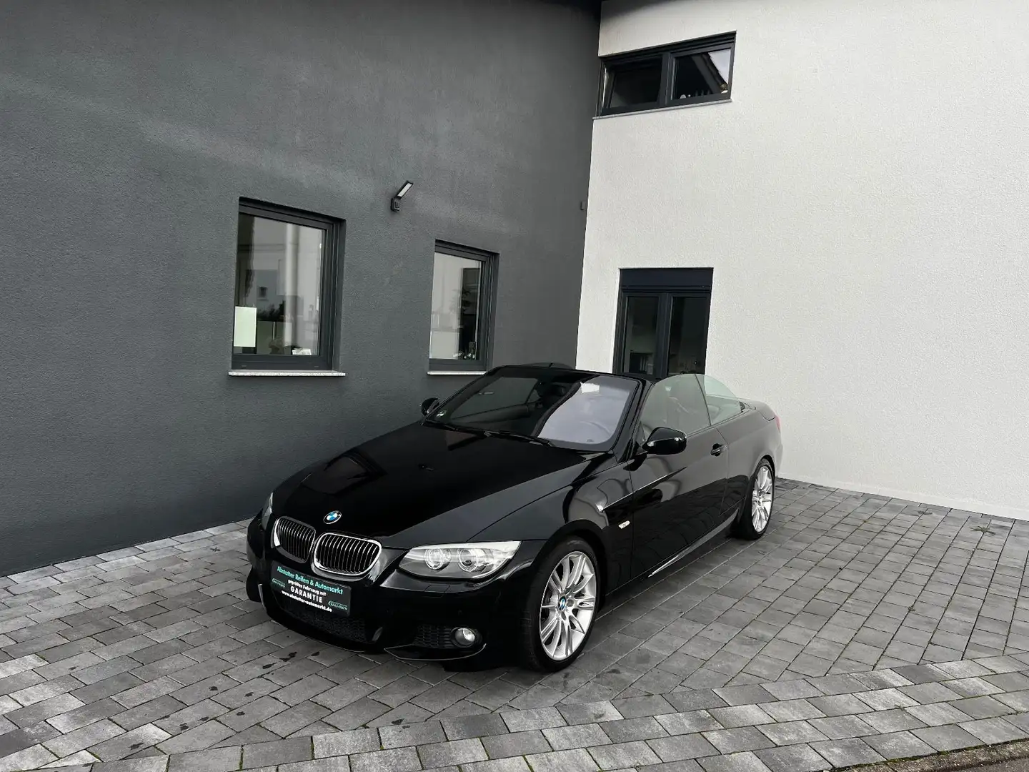 BMW 330 i Cabrio M-Paket Schwarz - 1