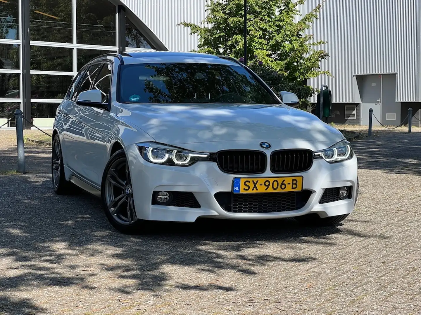 BMW 318 Touring 136pk Automaat Edition M-Sport Shadow Exe. Wit - 2