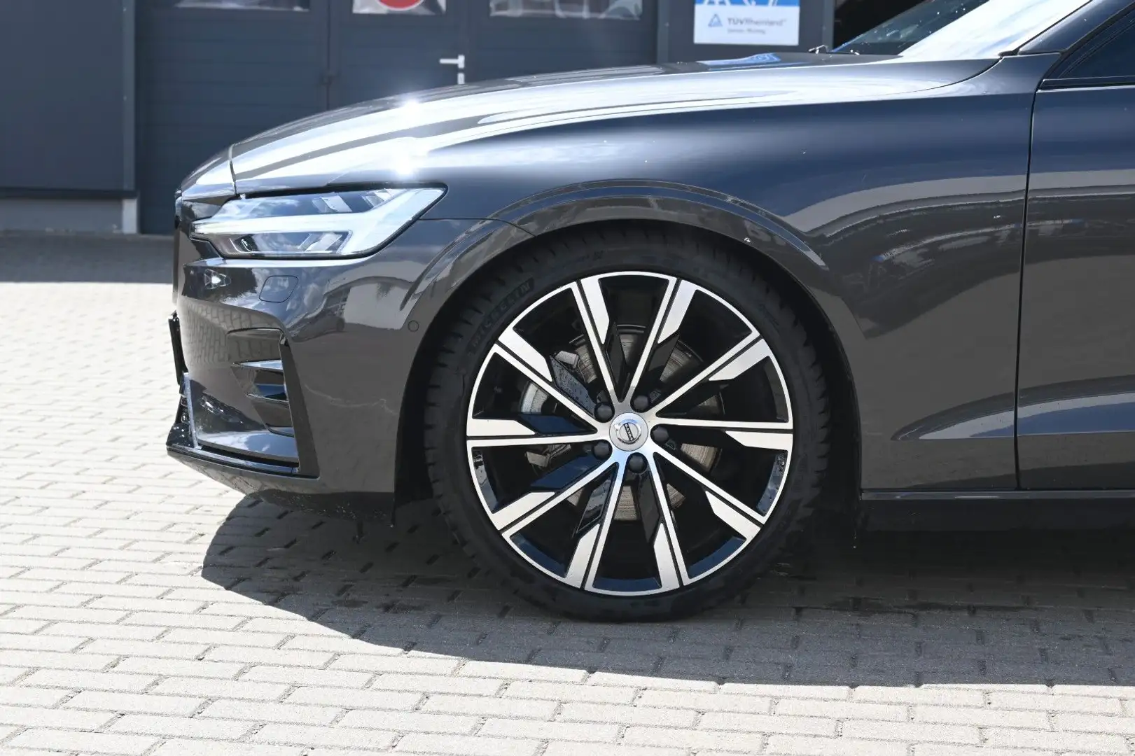 Volvo S60 B4 Benzin Plus Dark*PANO*STHZG*360°*H&K* Grau - 2