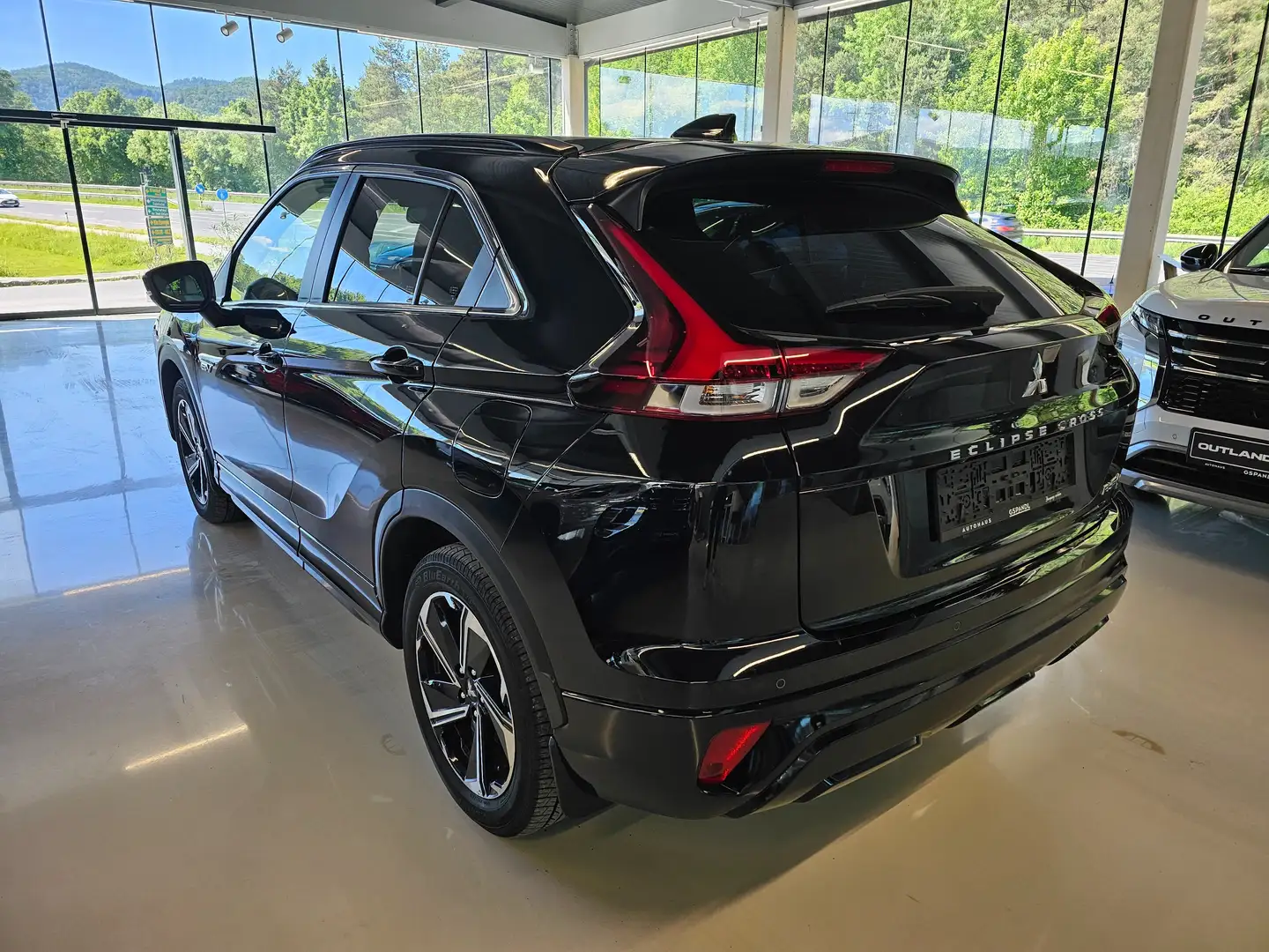 Mitsubishi Eclipse Cross 2,4 PHEV 4WD Diamond CVT Aut. Schwarz - 2