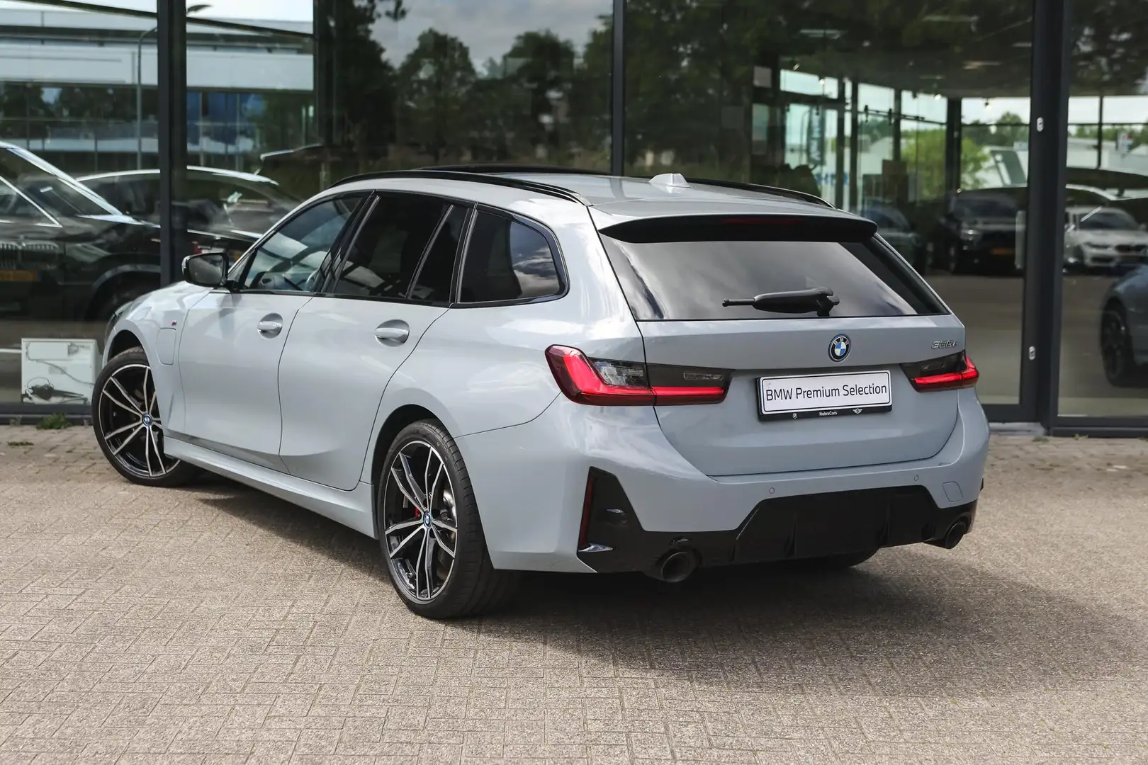 BMW 330 3 Serie Touring 330e M Sport Automaat / Panoramada Grigio - 2