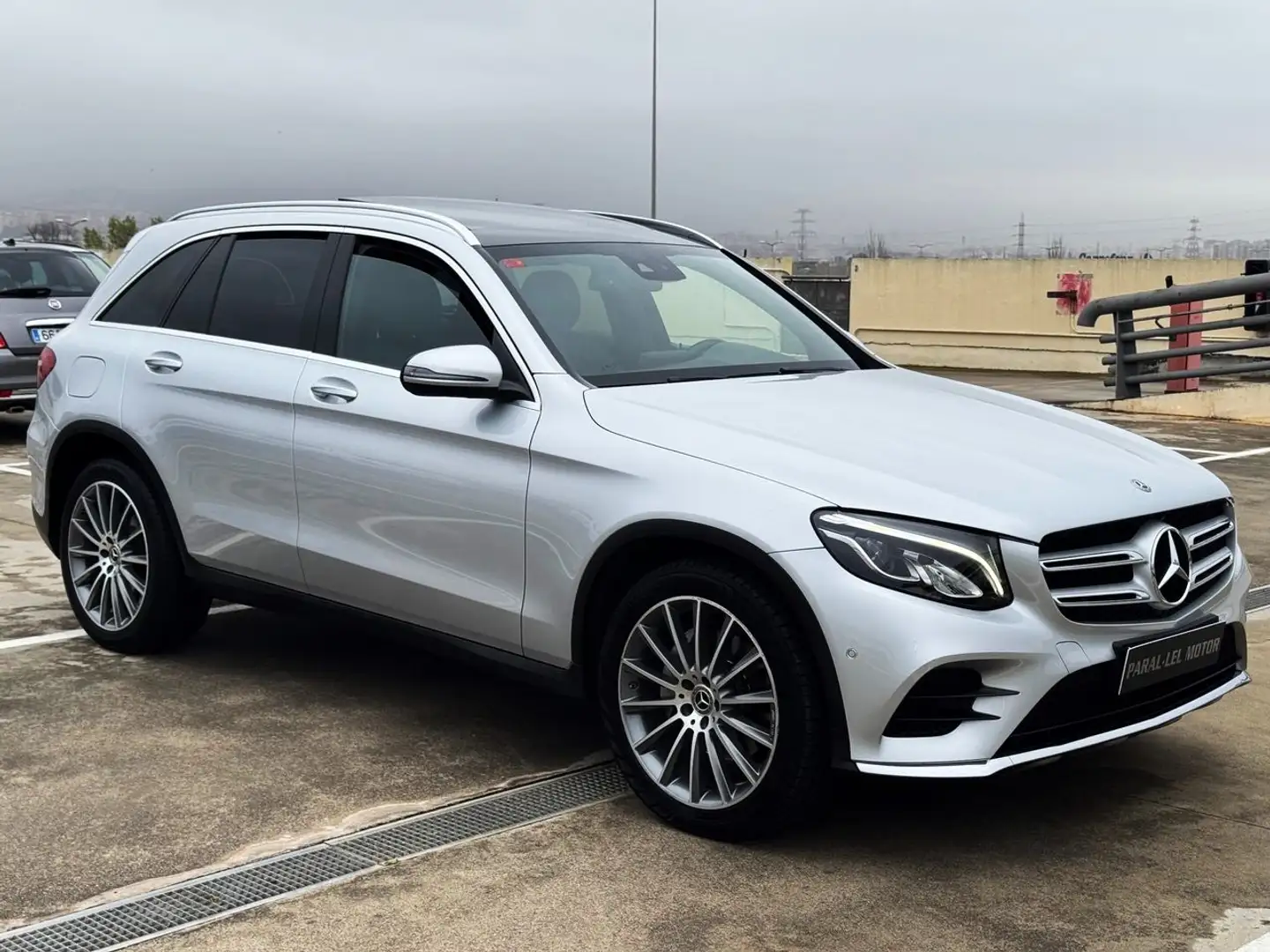 Mercedes-Benz GLC 220 220d 4MATIC AMG LINE con TECHO PANORÁMICO, CUERO. Zilver - 1