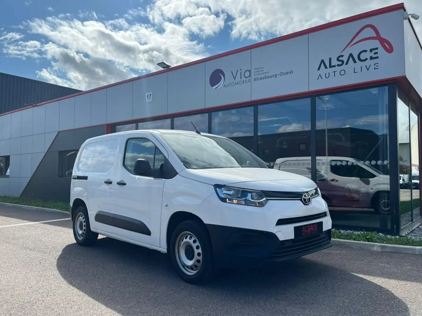 Toyota Proace City 1.5 100 D-4D Medium Business - 12 492 HT - PLANCHER BOIS Blanc - 1