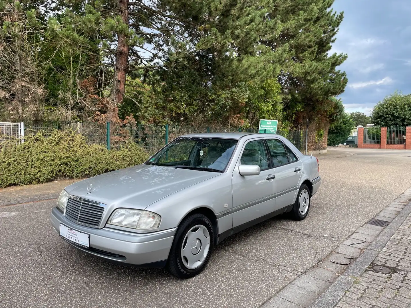 Mercedes-Benz C 180 Klima 2 Hand TÜV NEU Garantie siva - 1