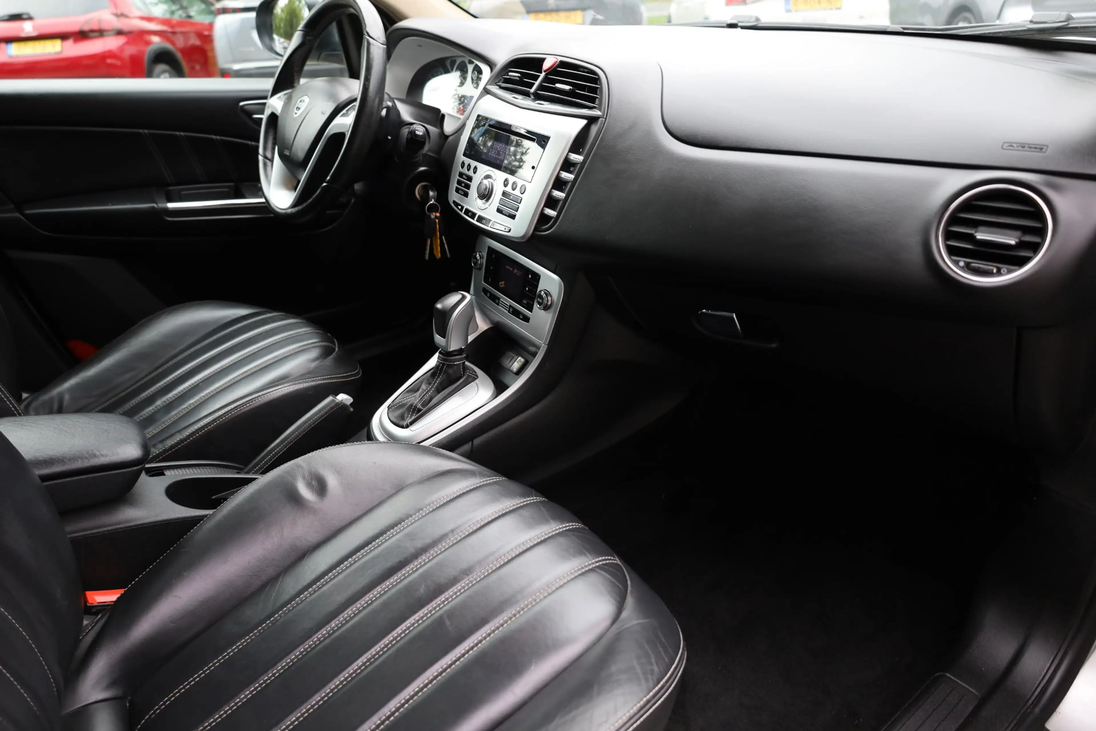 Lancia Delta 1.8-16V Di Platinum PANO LEER 2xPDC 18"LMV AUTOMAA — photo 29