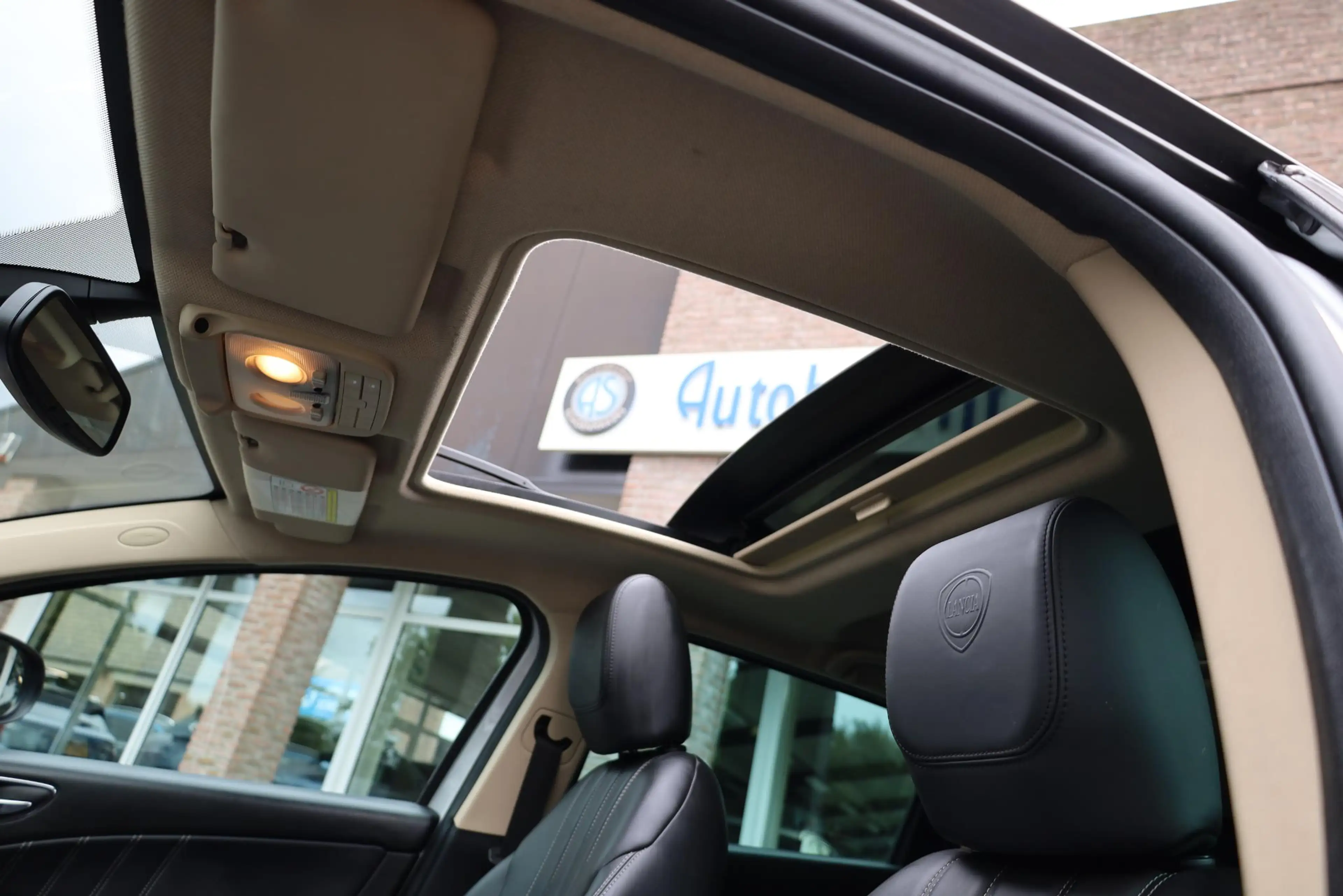 Lancia Delta 1.8-16V Di Platinum PANO LEER 2xPDC 18"LMV AUTOMAA — photo 11
