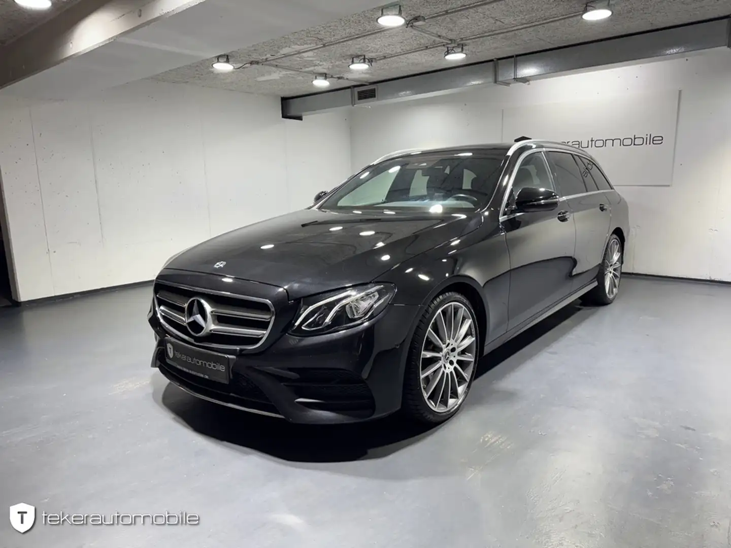 Mercedes-Benz E 450 T 4Matic AMG Line Schwarz - 1