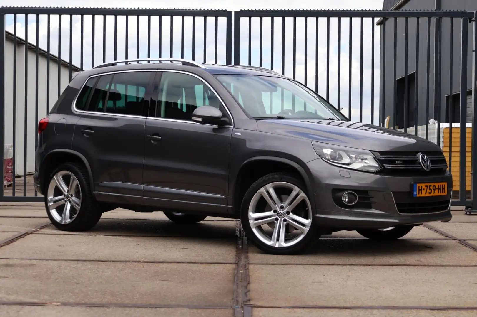 Volkswagen Tiguan 1.4 TSI R-Line Edition Trekhaak! Rijklaar! Grijs - 2