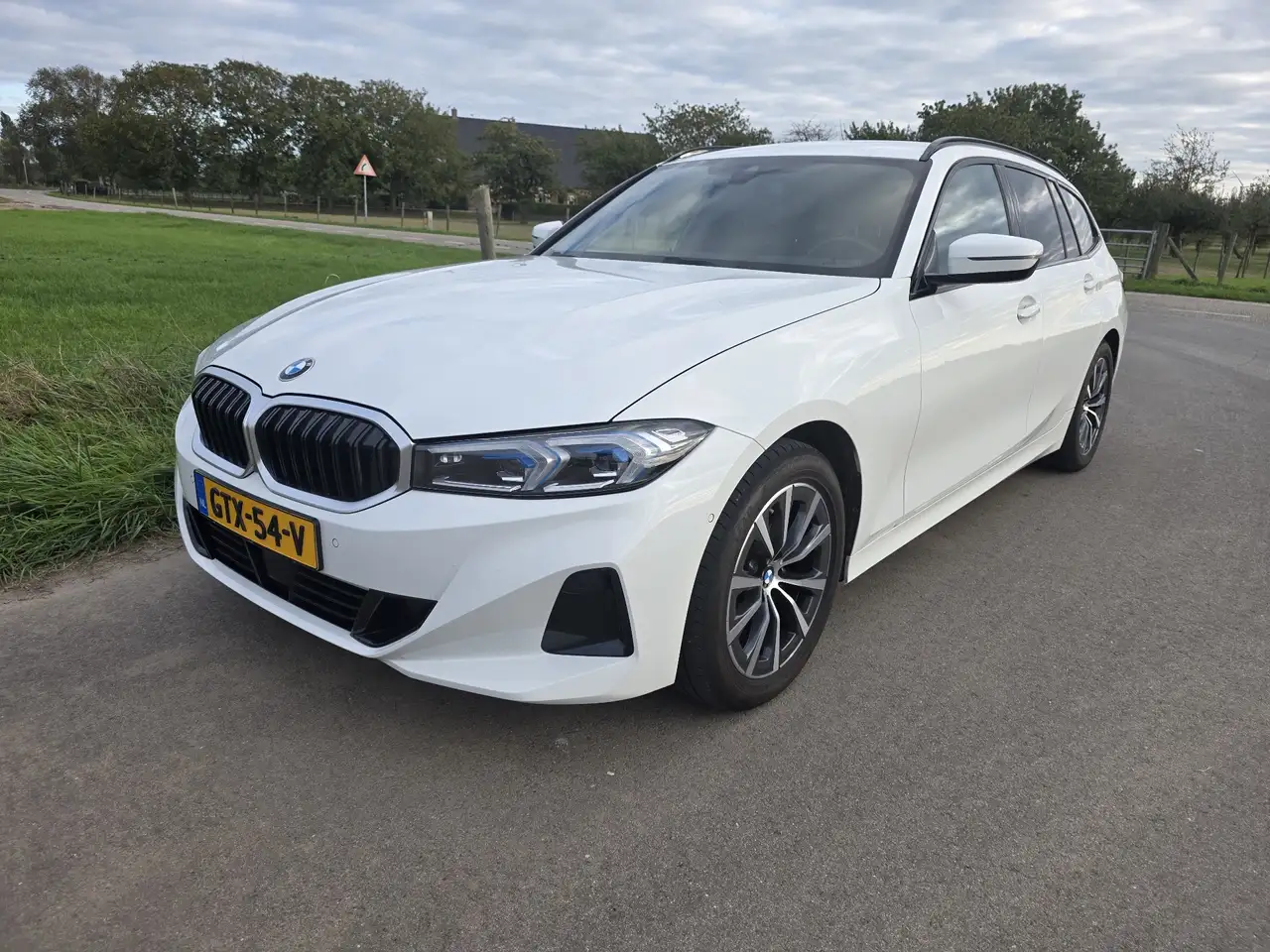BMW 320 Prachtige BMW 320i Touring (LCI 2023) — photo 1 of 20