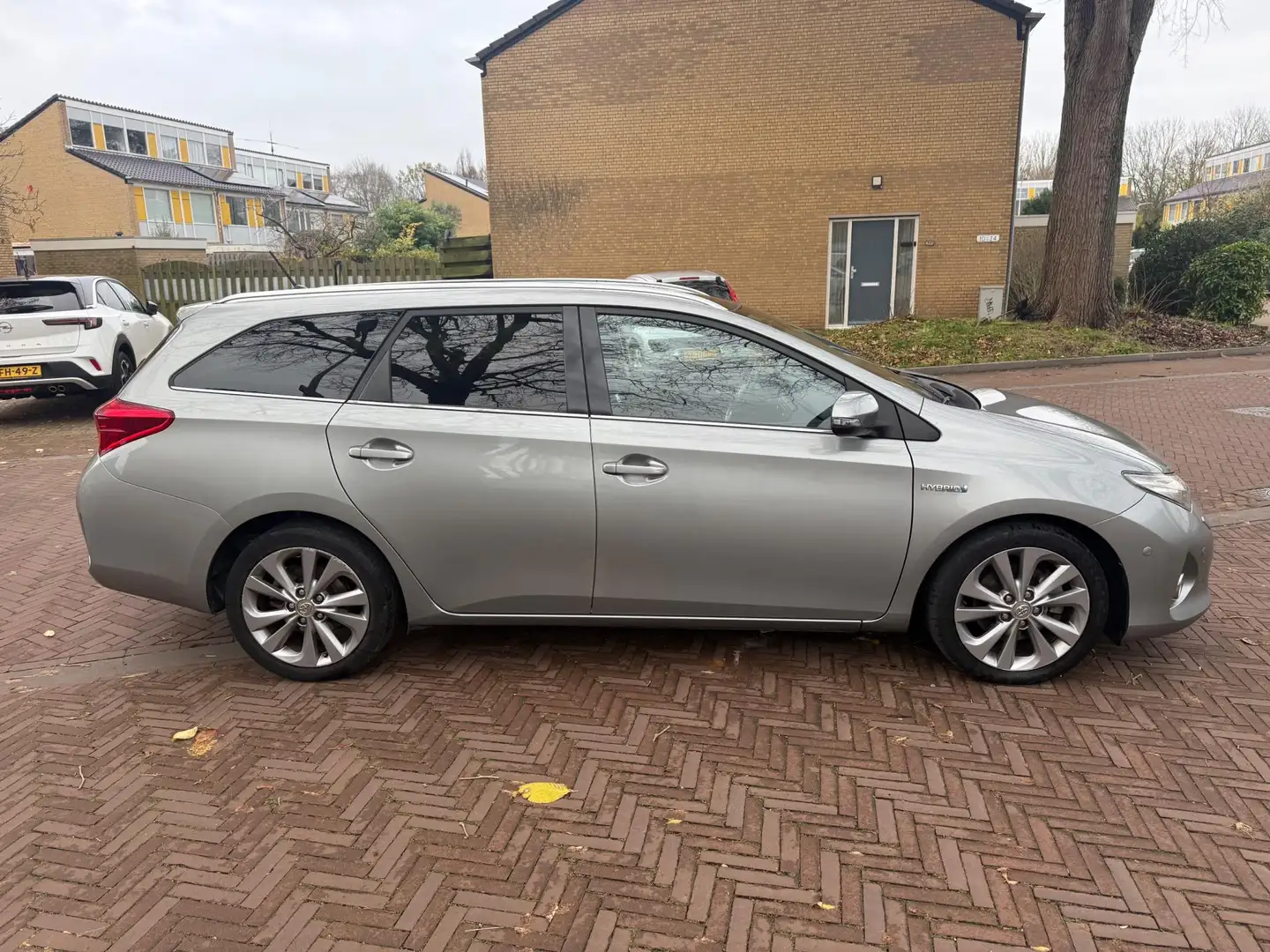 Toyota Auris Touring Sports AUTOMAAT / Panorama dak / 146.000 N Gris - 2