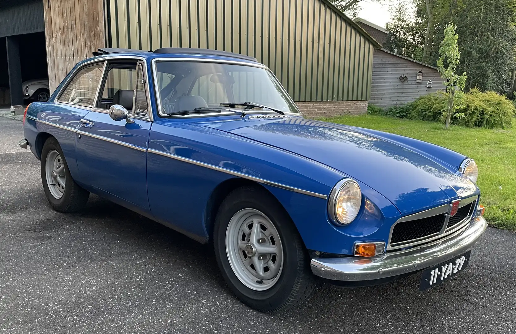 MG MGB GT Blauw - 1