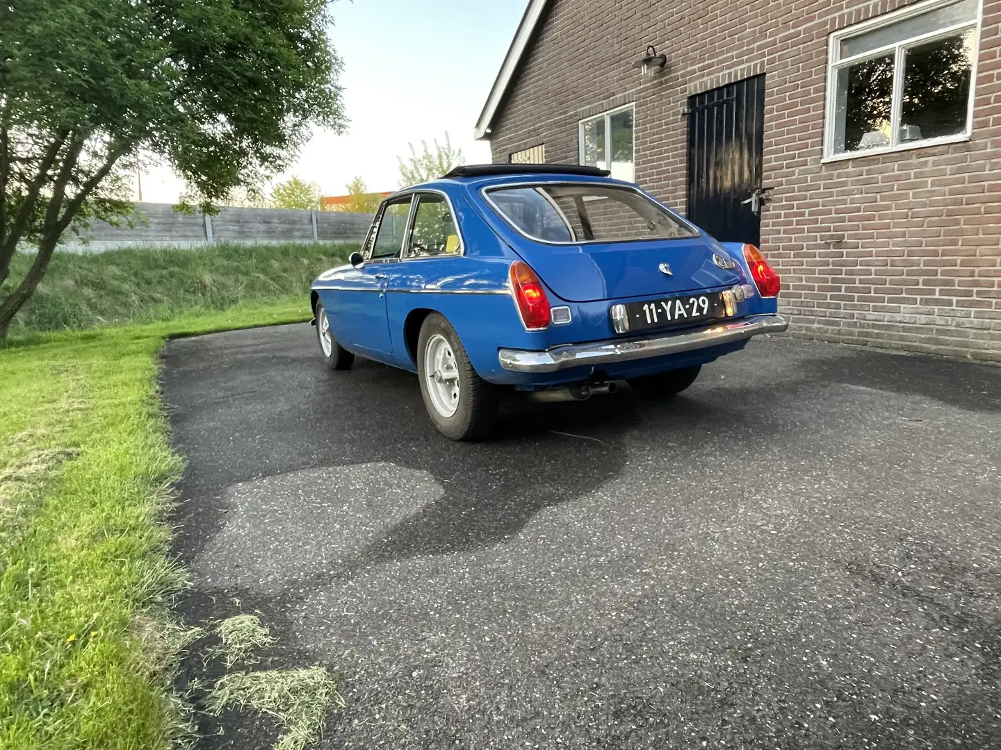 MG MGB GT Blauw - 2