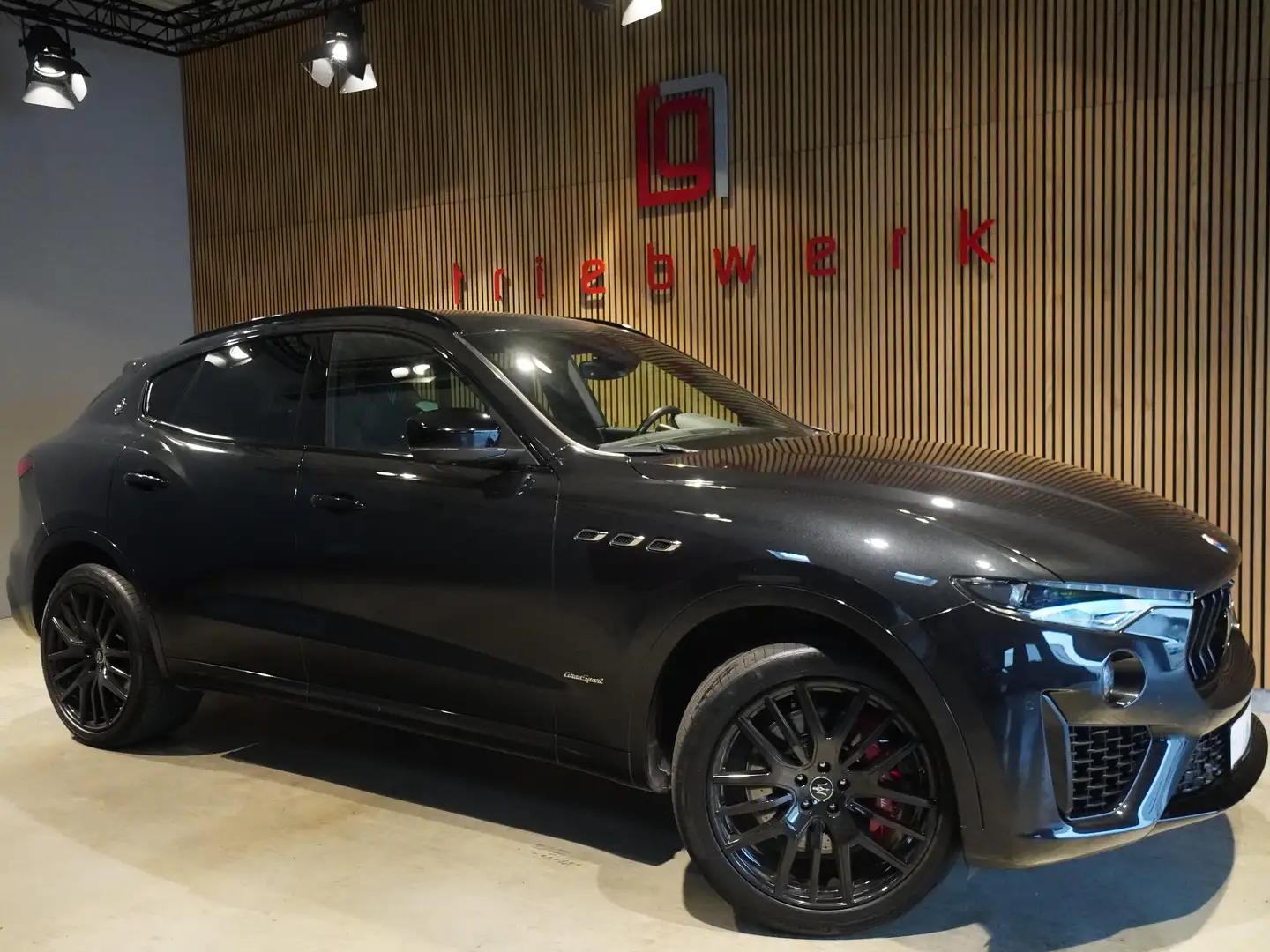 Maserati Levante SQ4 Gransport*U-Frei*Pano*1.Hd*Nerissimo Pack Schwarz - 2