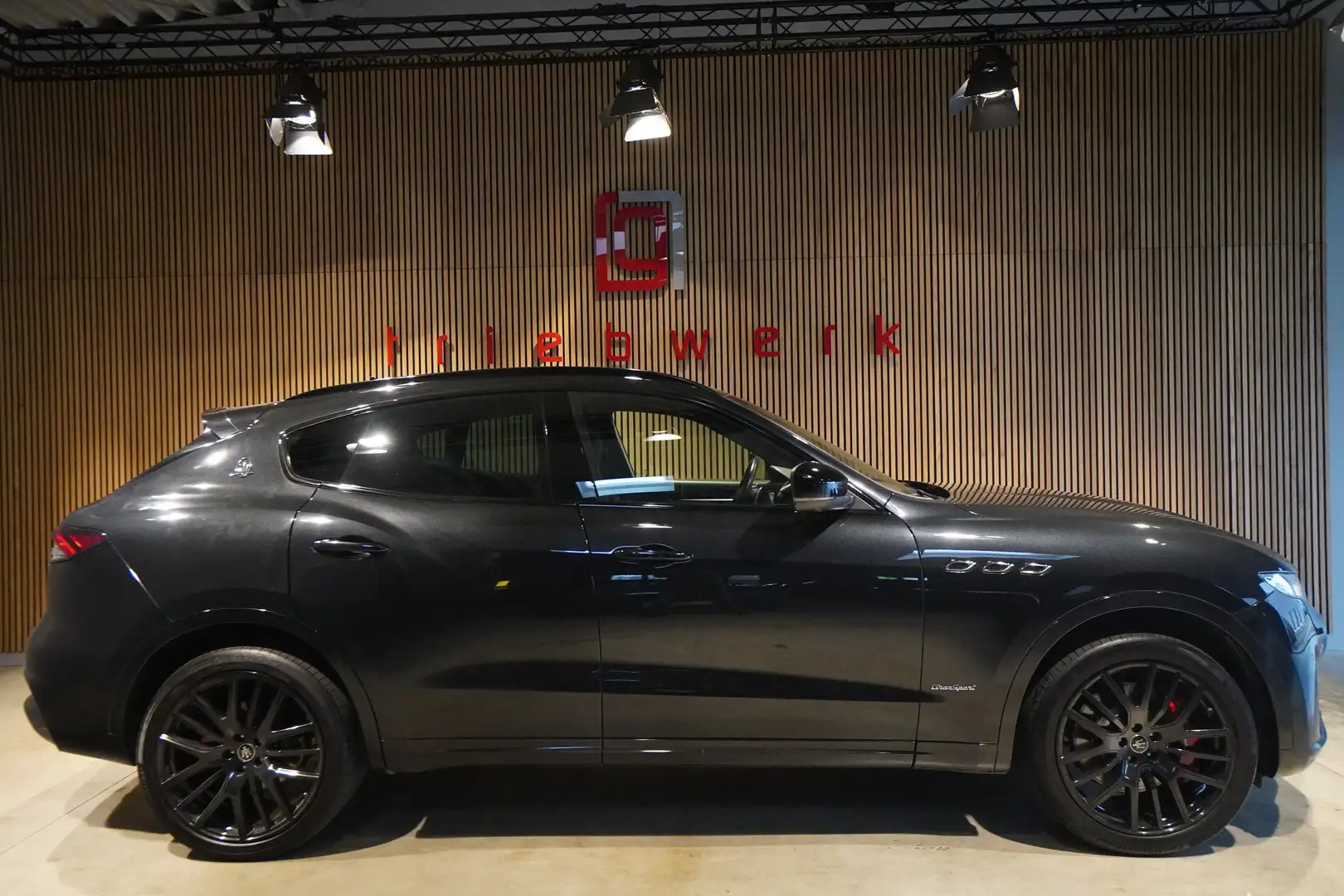 Maserati Levante SQ4 Gransport*U-Frei*Pano*1.Hd*Nerissimo Pack Schwarz - 1