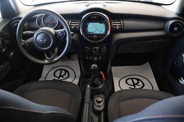 Mini Hatch view 8