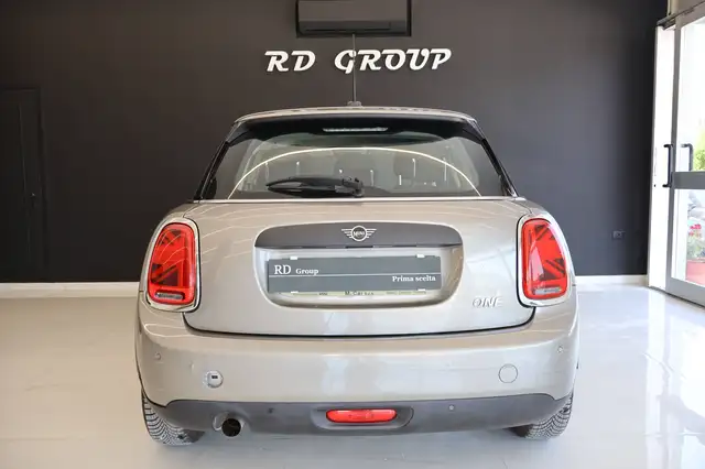 Mini Hatch view 5