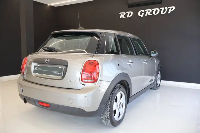 Mini Hatch view 6
