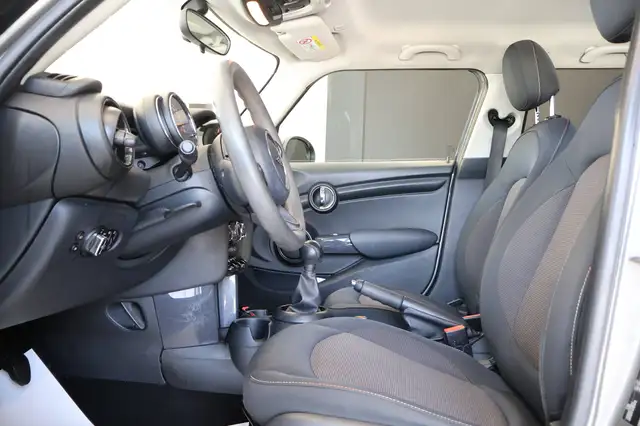 Mini Hatch view 9