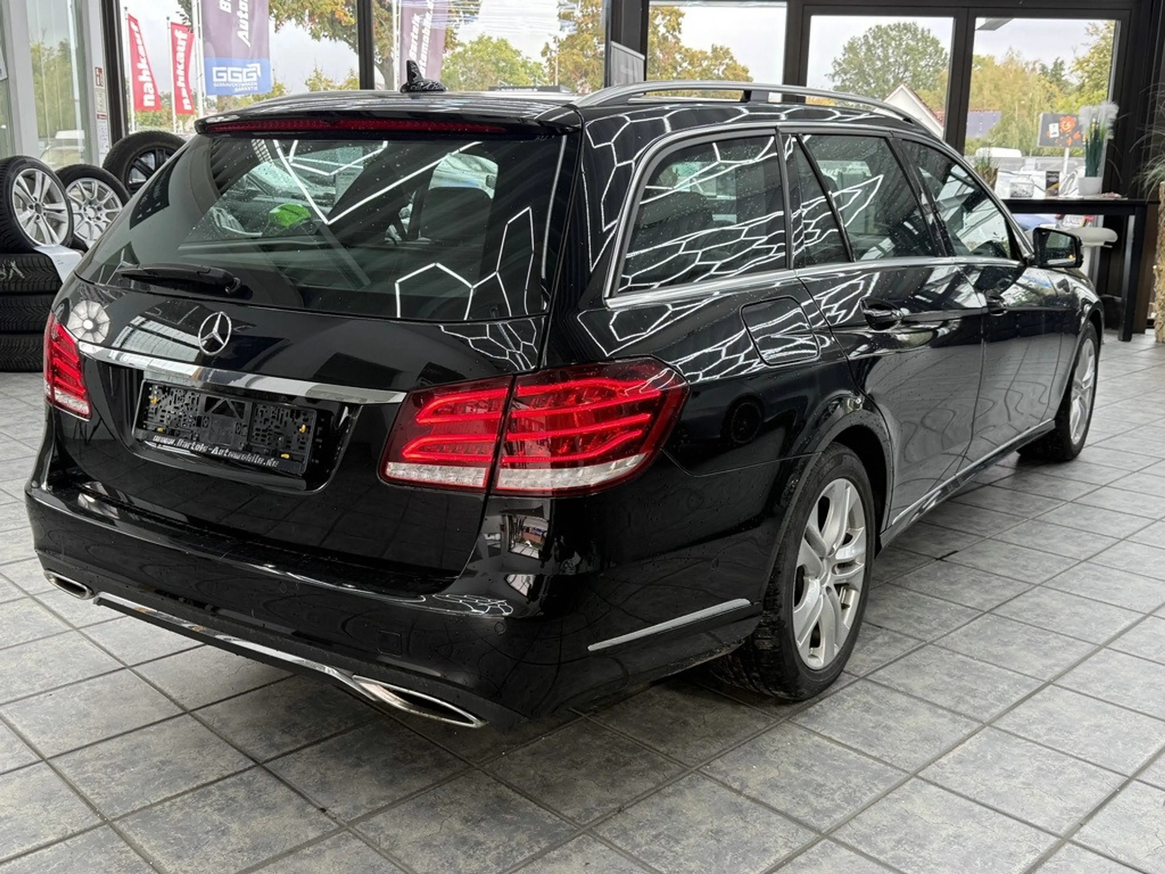 Mercedes-Benz E 220 T BlueTec Avantgarde, LED, Leder, Kamera — photo 12