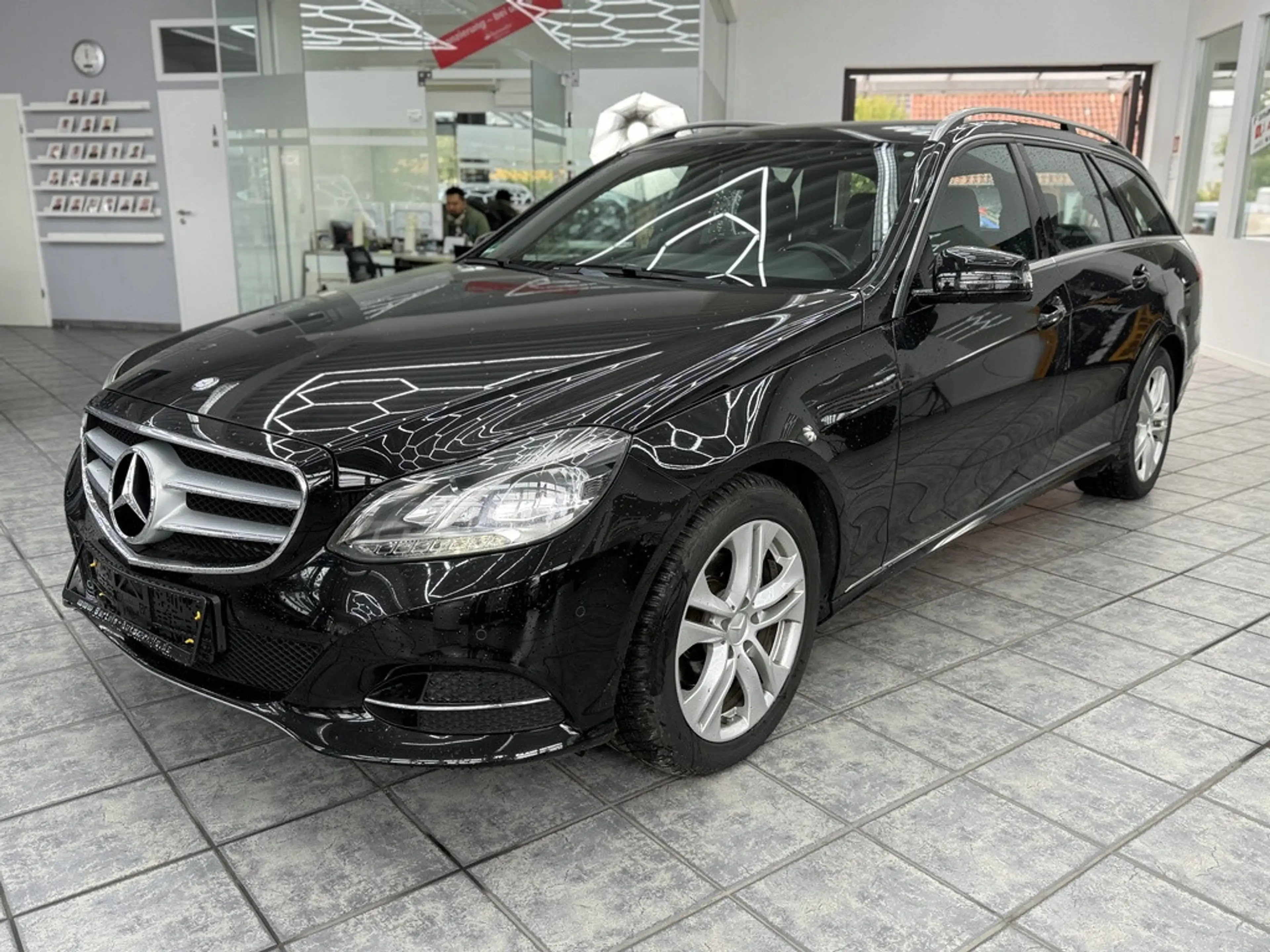 Mercedes-Benz E 220 T BlueTec Avantgarde, LED, Leder, Kamera — photo 4