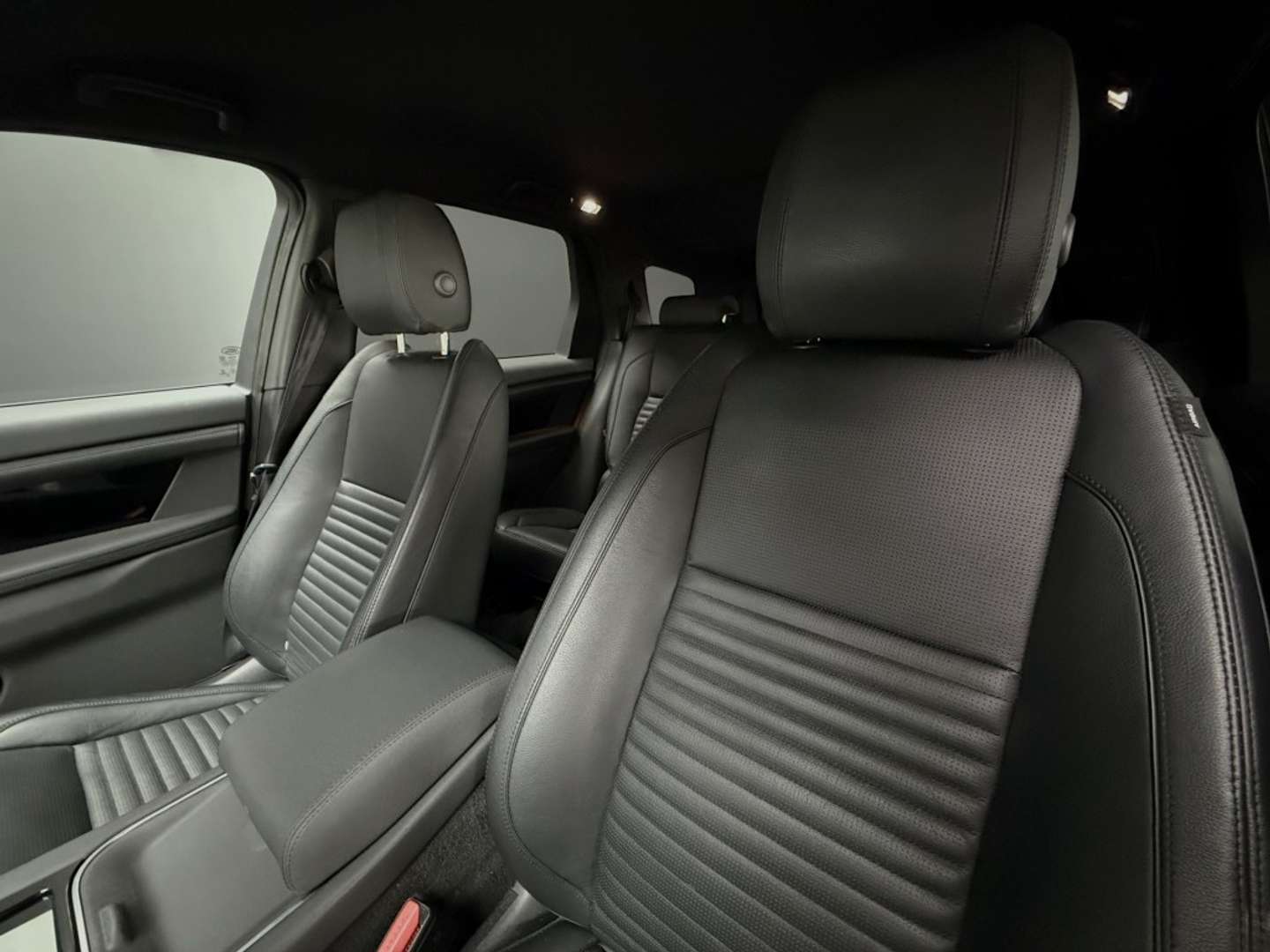 Land Rover Discovery Sport S Black Pack P300e -  - Joinsteer - #2