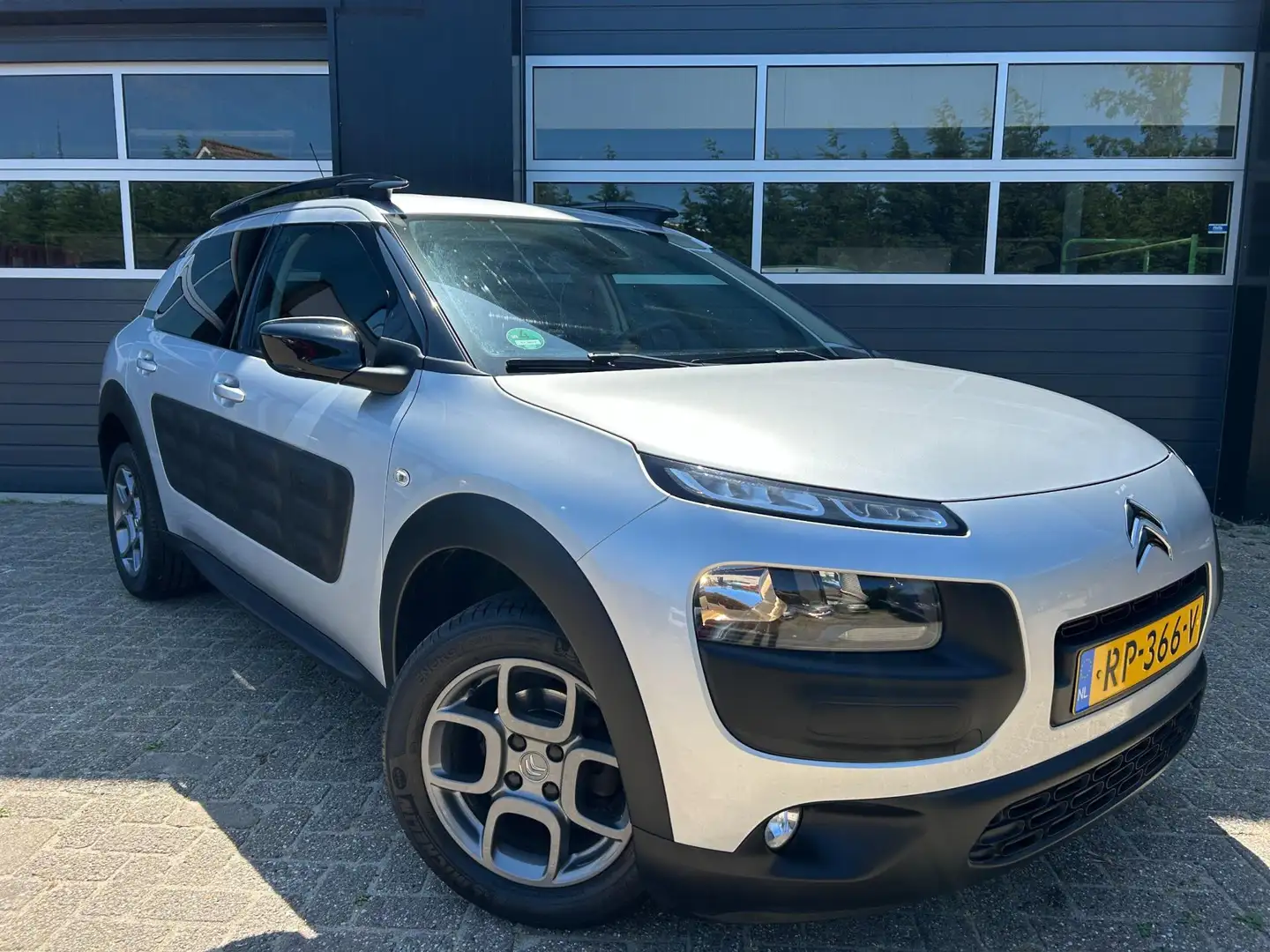 Citroen C4 Cactus 1.2 PureTech Shine|Nette auto!!! Grijs - 2