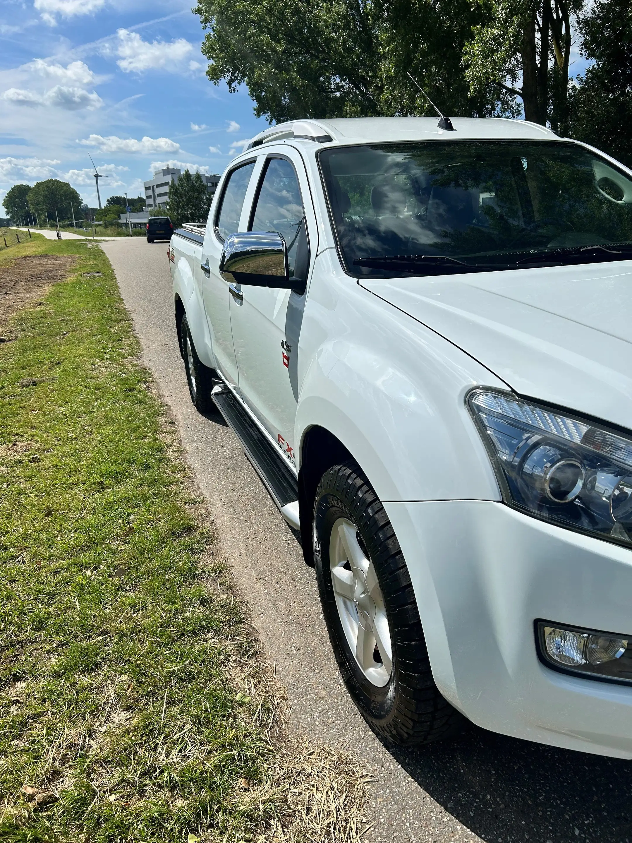 Isuzu D-Max 2.5 Double Cab LSX — photo 8