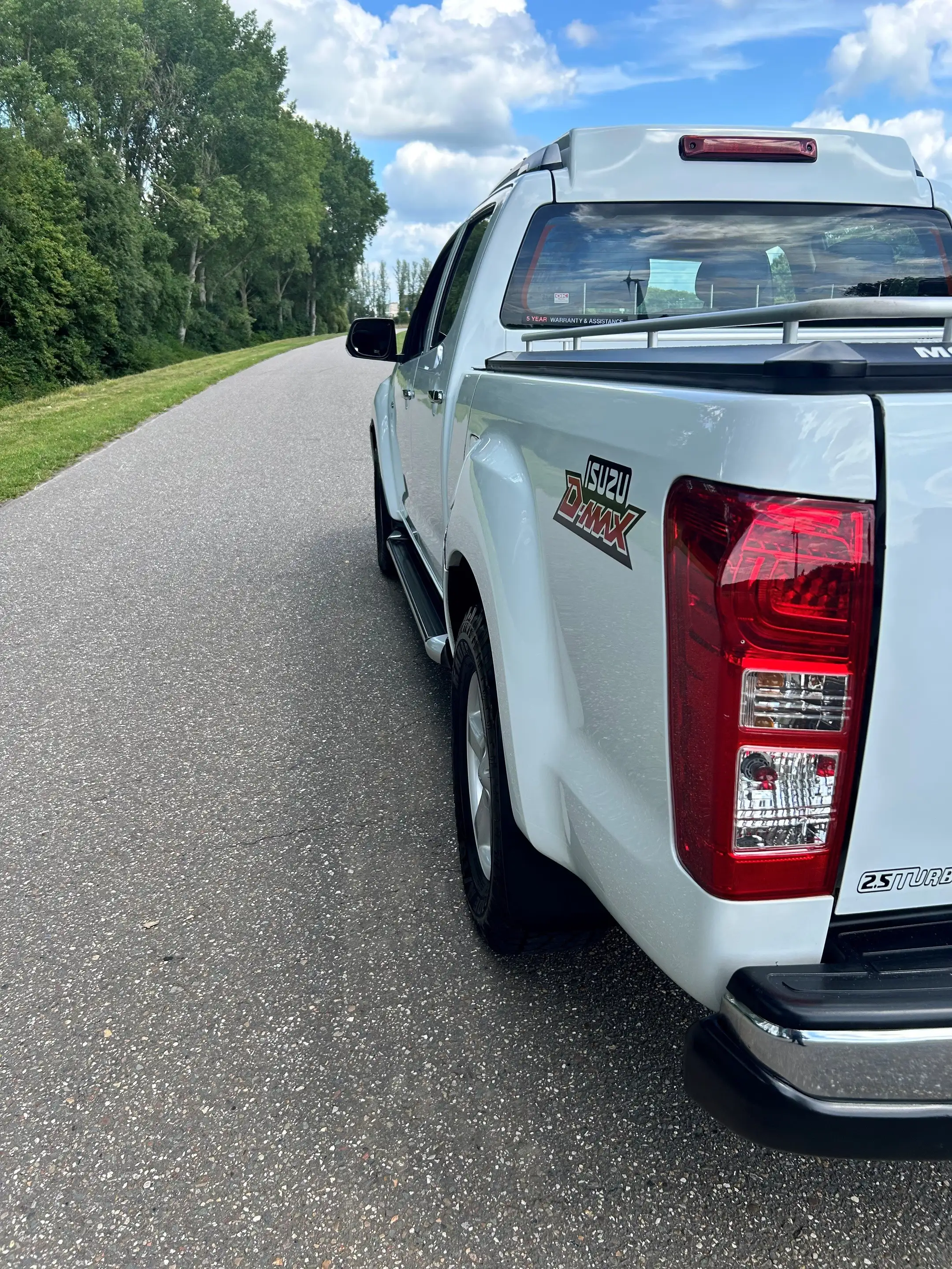Isuzu D-Max 2.5 Double Cab LSX — photo 3